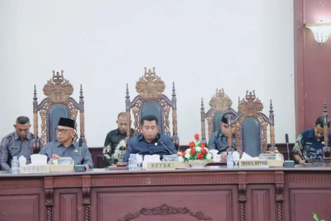 
Foto: DPRD Kepulauan Sula saat melaksanakan Paripurna penyampaian Ranperda APBD 2025. (doc: istimewa)