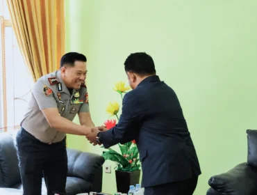 Foto: Kapolres Kepulauan Sula, AKBP Handres saat menemui Ketua DPRD, Hi. Ahkam Gajali. (doc: istimewa)