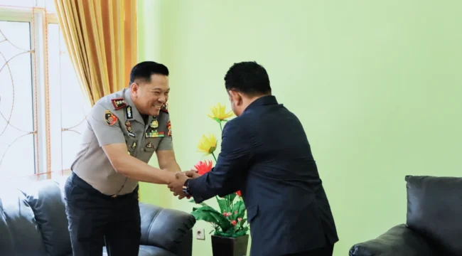 Foto: Kapolres Kepulauan Sula, AKBP Handres saat menemui Ketua DPRD, Hi. Ahkam Gajali. (doc: istimewa)