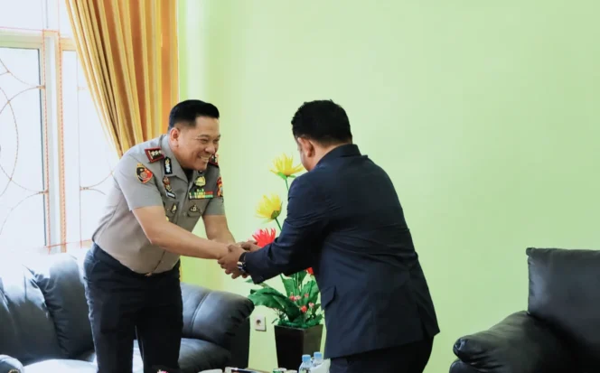 
Foto: Kapolres Kepulauan Sula, AKBP Handres saat menemui Ketua DPRD, Hi. Ahkam Gajali. (doc: istimewa)