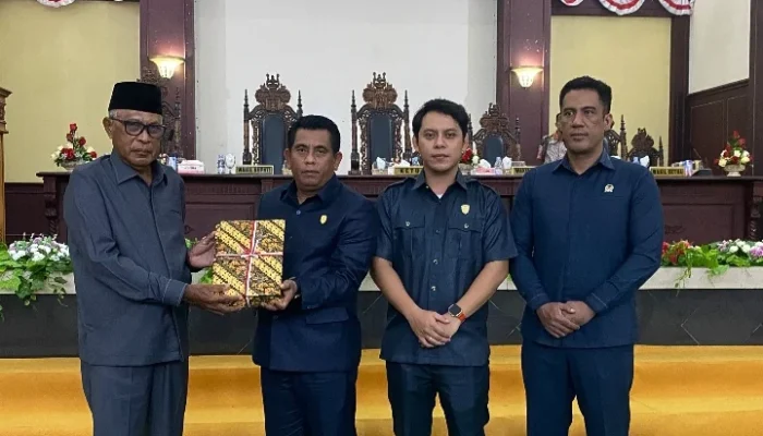 Wakil Bupati Kepulauan Sula H. M. Saleh Marasabessy menyampaikan Nota Pengantar KUA-PPAS APBD 2027 dalam rapat paripurna DPRD Kepulauan Sula.