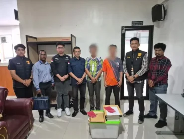 Foto: Penyidik Satreskrim Polres Kepulauan Sula saat menyerahkan dua tersangka beserta barang bukti kasus dugaan korupsi penyalahgunaan ADD dan DD Lekokadai. (doc: Istimewa)