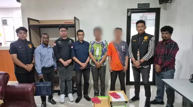 Foto: Penyidik Satreskrim Polres Kepulauan Sula saat menyerahkan dua tersangka beserta barang bukti kasus dugaan korupsi penyalahgunaan ADD dan DD Lekokadai. (doc: Istimewa)