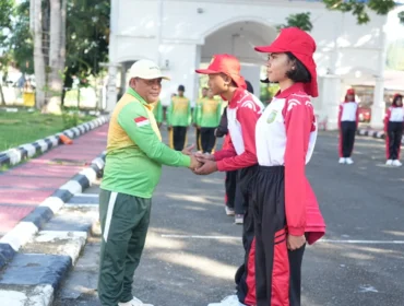 Foto: Sekretaris Daerah Kepulauan Sula, Muhlis Soamole membuka Diklat Calon Paskibraka di halaman Isda. (doc: Istimewa)