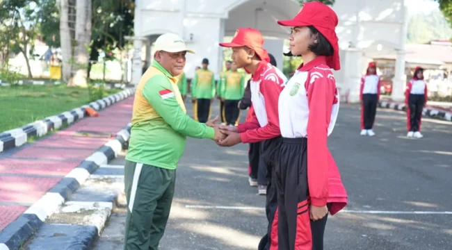 Foto: Sekretaris Daerah Kepulauan Sula, Muhlis Soamole membuka Diklat Calon Paskibraka di halaman Isda. (doc: Istimewa)