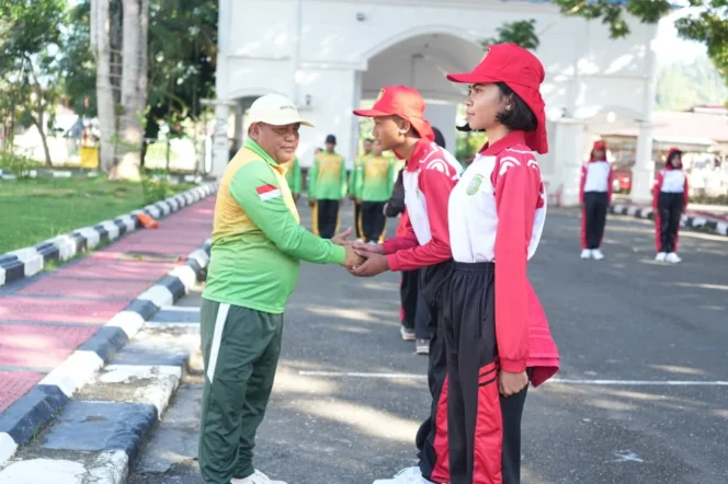 
Foto: Sekretaris Daerah Kepulauan Sula, Muhlis Soamole membuka Diklat Calon Paskibraka di halaman Isda. (doc: Istimewa)