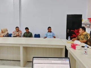 Foto: Disdik Sula saat rapat bersama orang tua wali murid. (doc: istimewa)