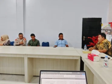 Foto: Disdik Sula saat rapat bersama orang tua wali murid. (doc: istimewa)