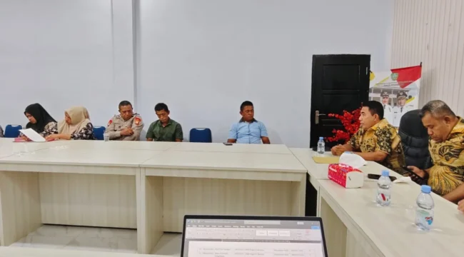 Foto: Disdik Sula saat rapat bersama orang tua wali murid. (doc: istimewa)
