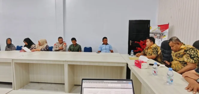 
Foto: Disdik Sula saat rapat bersama orang tua wali murid. (doc: istimewa)