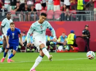 Foto: Momen Cristiano Ronaldo mencetak gol melalui tendnagan penalti. (doc: CNN)