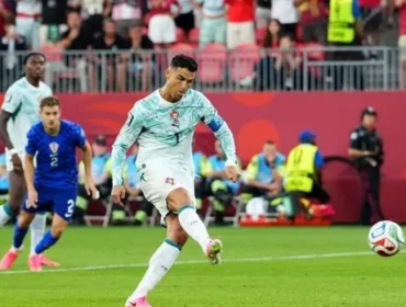 Foto: Momen Cristiano Ronaldo mencetak gol melalui tendnagan penalti. (doc: CNN)