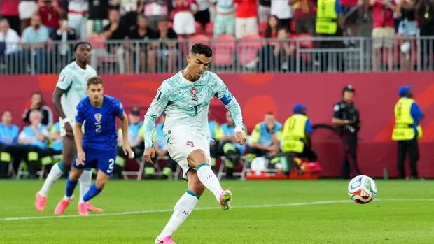 Foto: Momen Cristiano Ronaldo mencetak gol melalui tendnagan penalti. (doc: CNN)