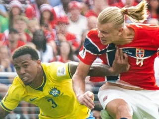 Foto: Striker Norwegia Erling Haaland (kanan) saat duel udara melawan bek Brasil Gabriel. (doc: goodstats)