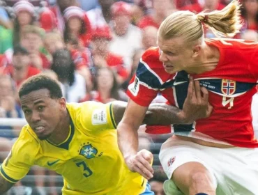 Foto: Striker Norwegia Erling Haaland (kanan) saat duel udara melawan bek Brasil Gabriel. (doc: goodstats)