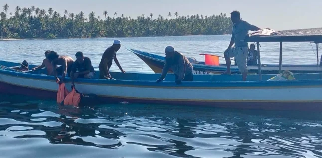 Tim gabungan mengevakuasi jasad nelayan yang hilang setelah ditemukan mengapung di perairan Pulau Tengah, Kabupaten Pulau Taliabu.