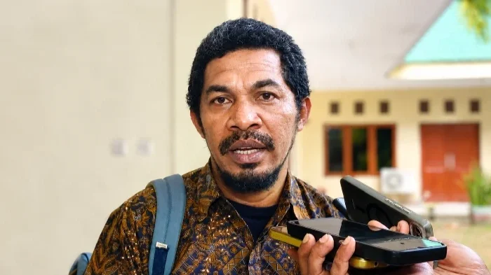 Ketua KPU Kepulauan Sula menyerahkan hasil verifikasi calon PAW DPRD kepada Ketua DPRD Kepulauan Sula.