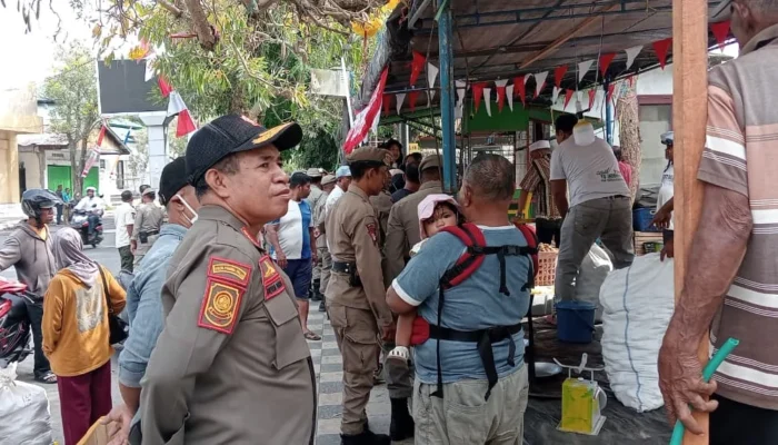 Satpol PP Tertibkan PKL Buah di Taman Kota Sanana