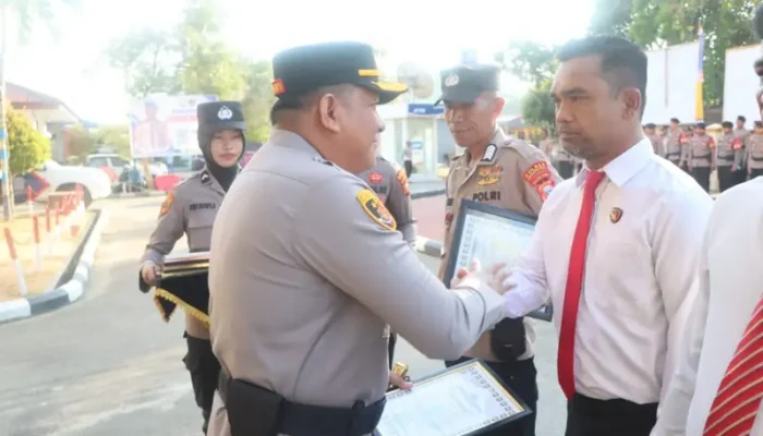 Sejumlah personel Polres Kepulauan Sula, Maluku Utara, mendapat penghargaan dari Kapolres AKBP Handres