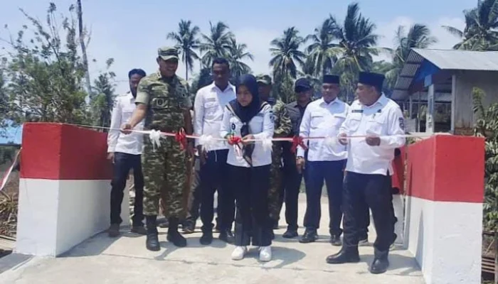 Bupati Fifian Resmikan Jembatan Merah Putih Pastina